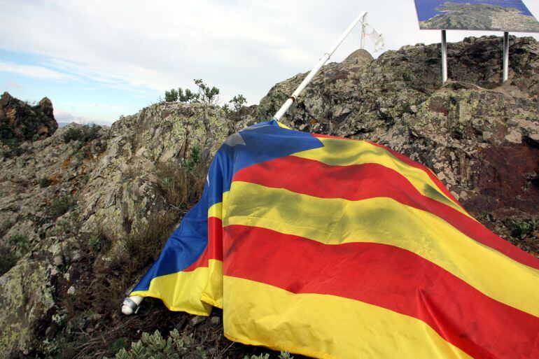 A terra, l'estelada que onejava prop del monestir de Sant Pere de Rodes (Foto: ACN)
