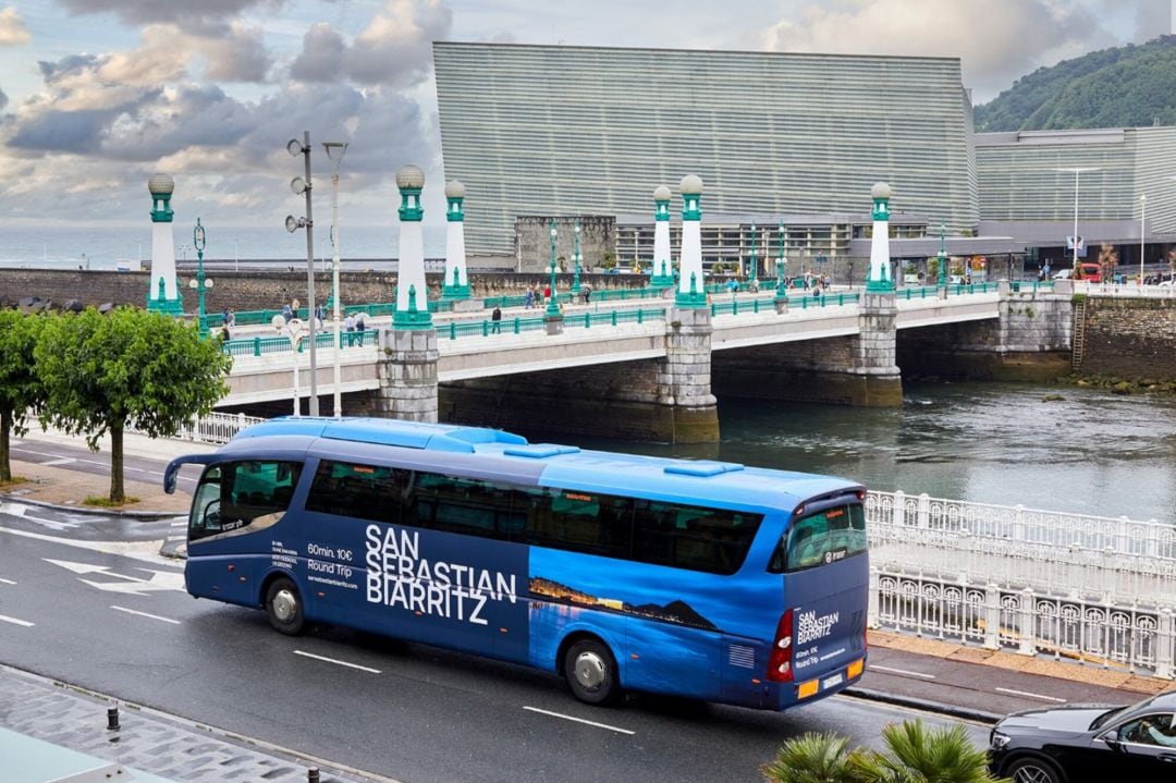 Nuevo autobús que unirá San Sebastián y Biarritz durante el verano.