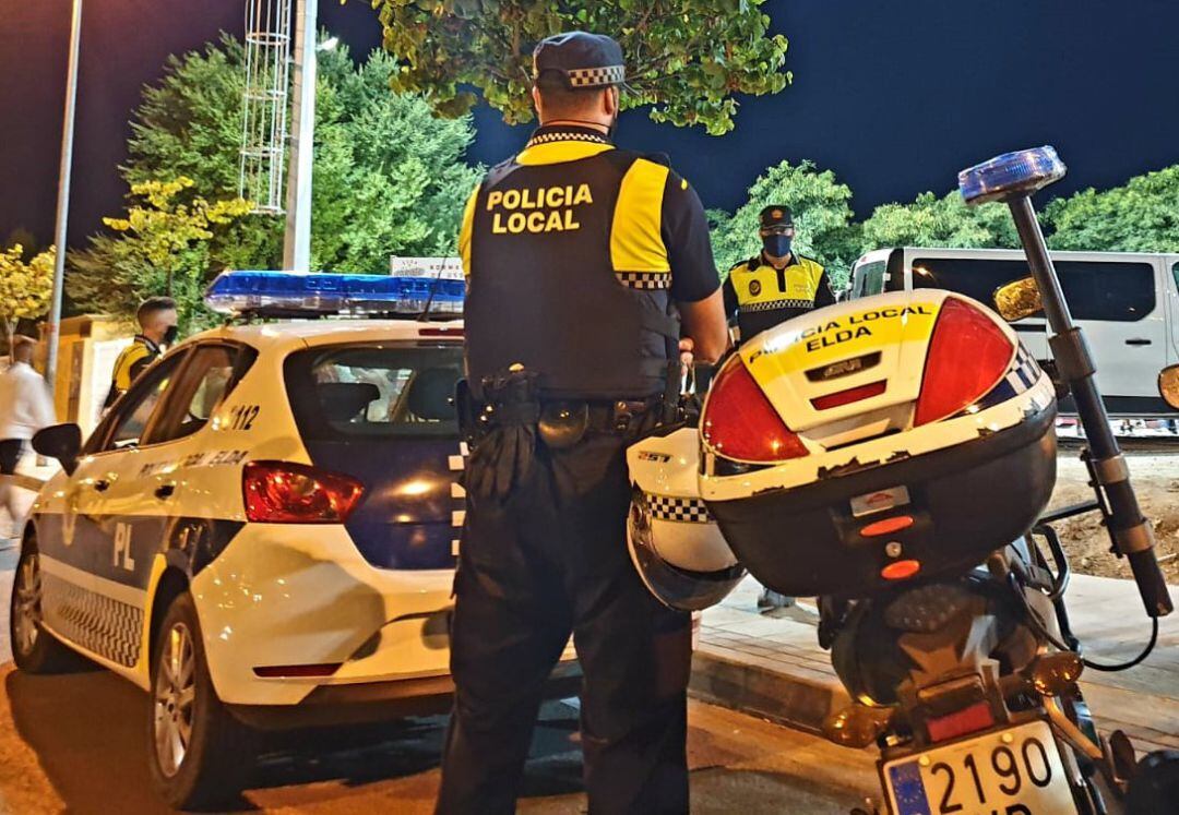 La Policía Local de Elda en labores de vigilancia nocturna 