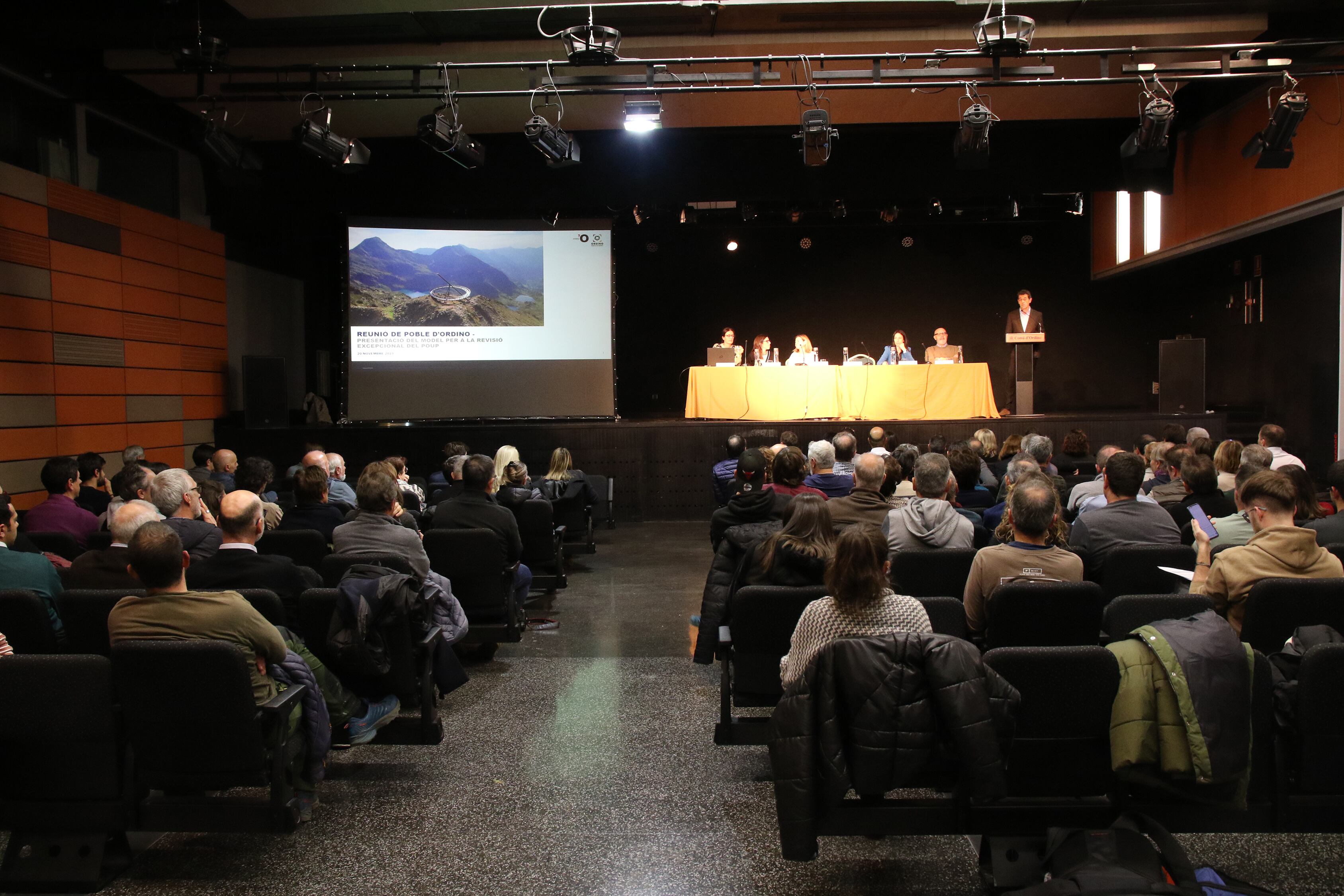 Reunió de poble a Ordino sobre la revisió extraordinària del POUP.