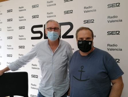 Luis Vidal (izda) y Carlos López Olano, durante su visita a Radio Valencia. 