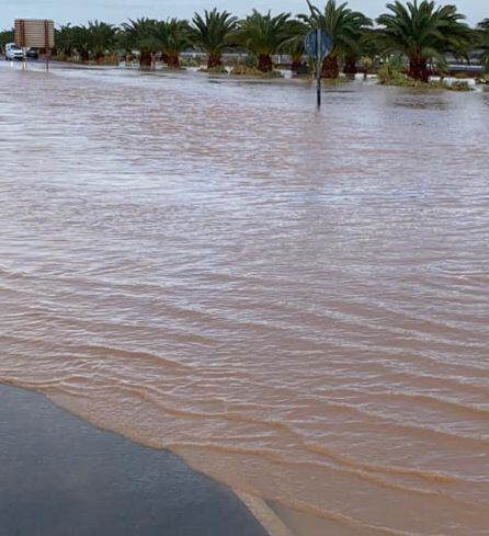 Inundaciones en carreteras de Playa Blanca, en el municipio de Yaiza.