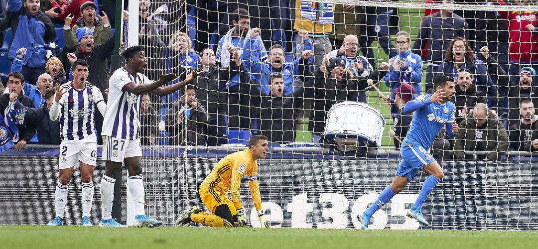 El azulón Ángel (d) celebra su gol ante el Real Valladolid en el Coliseum.