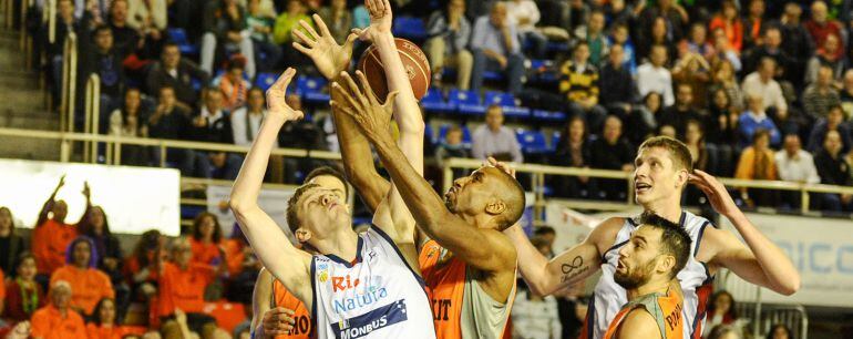 El alero del Fuenlabrada Rolands Smits entra a canasta en el partido de la undécima jornada de liga ACB contra el Río Natura Monbus, que se disputa esta noche en el pabellón Fernando Martín.