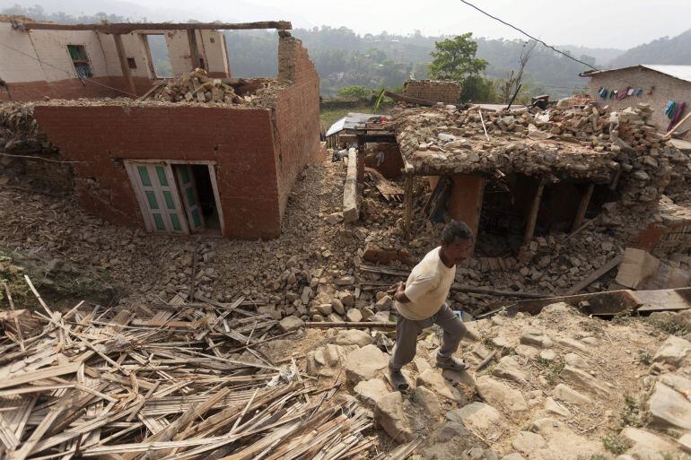 Nepalíes reconstruyen sus casas destruídas tras el terremoto que azotó el país el pasado 25 de abril, en Lalitpur, Nepal