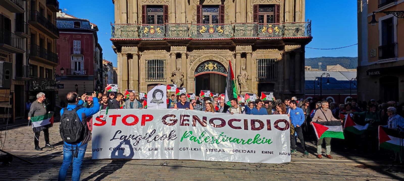 Los sindicatos navarros se concentran en la plaza del Ayuntamiento de Pamplona para pedir que pare el &quot;genocidio&quot; sobre Palestina.