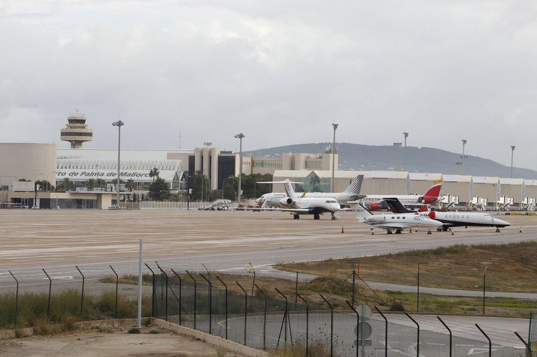 Varios aviones en una de las pistas del Aeropuerto de Palma