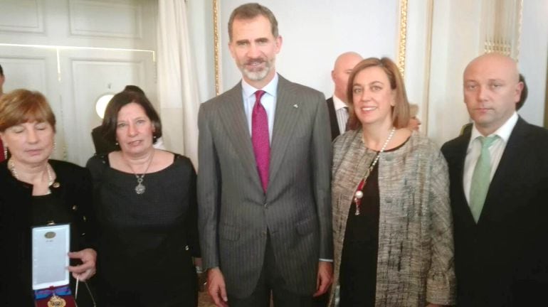 Las sobrinas de Javier cortes tras recibir la medalla junto al Rey, la presidenta y el vicepresidente de la Diputación