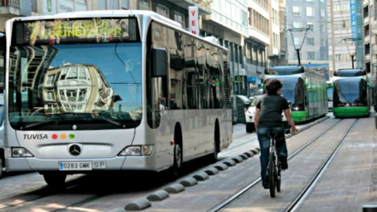 Cambios en las líneas 6 y 7, más autobuses o pluses de productividad: la propuesta de TUVISA a los conductores