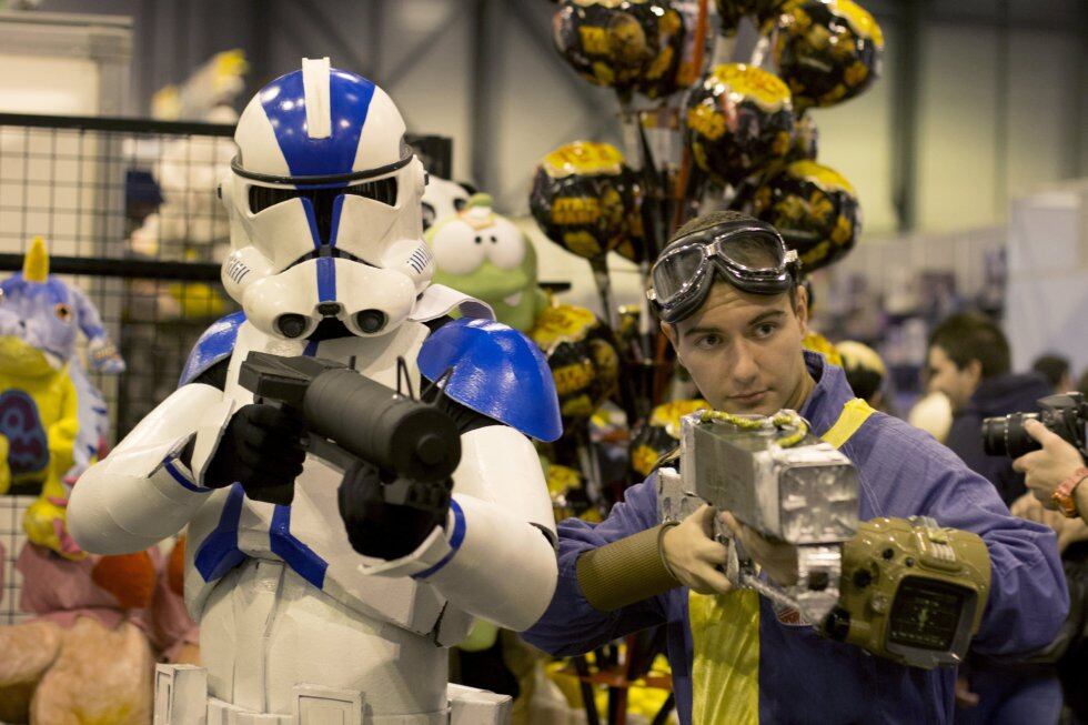 Dos jovenes ataviados con disfraces en uno de los stand de la Japan Weekend Madrid, dedicada al mundo del manga. EFE/Ana Marquez..