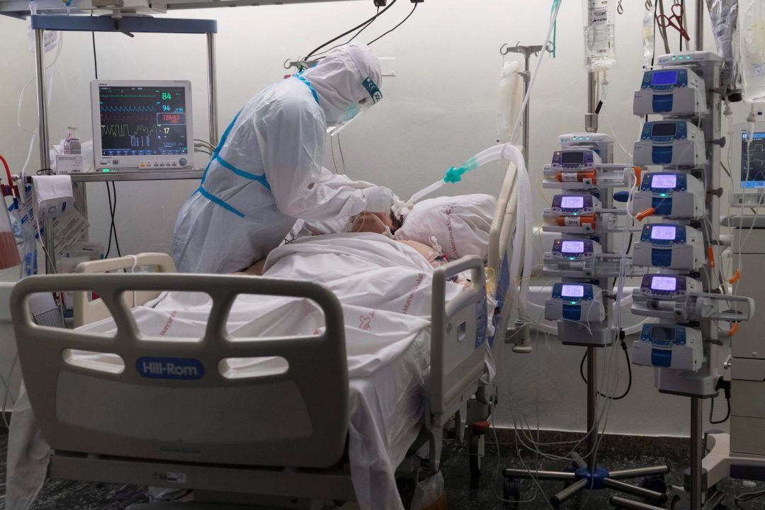 La primera oleada del coronavirus generó una sensación de pérdida de control en las unidades de cuidados intensivas, pero en la segunda la experiencia, el refuerzo de materiales y plantillas y el mayor conocimiento de la enfermedad hacen más llevadero el día a día de los sanitarios