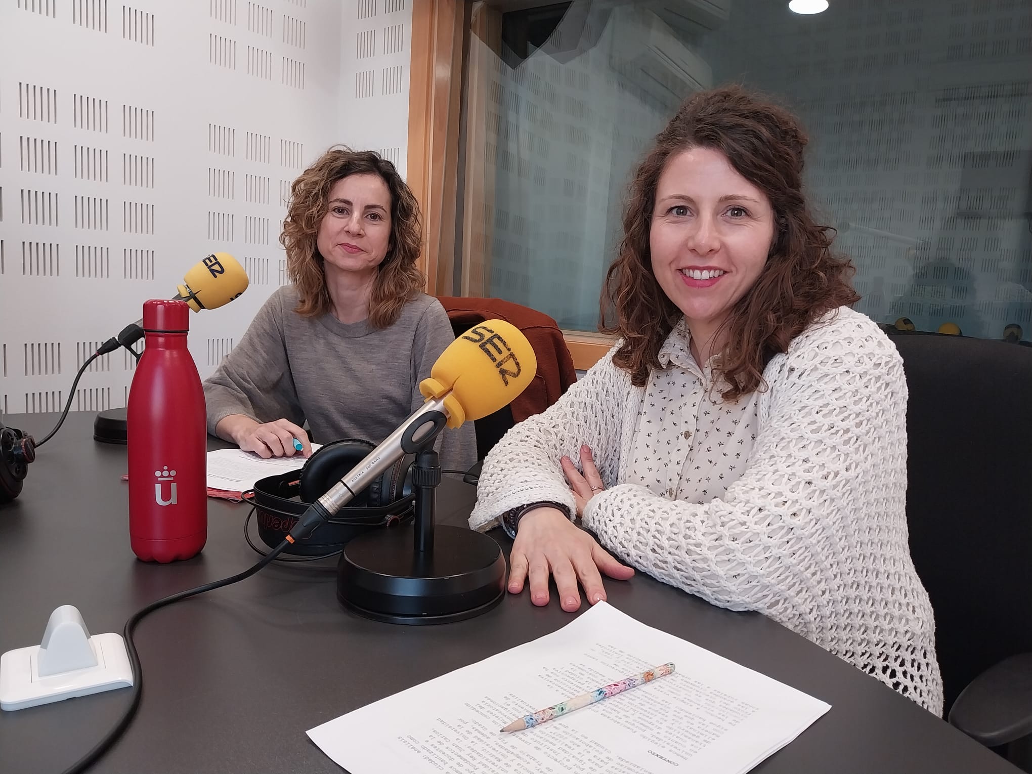 Irene Ros (d) y Raquel Martínez, investigadoras de la URJC, en los estudios de &#039;Hoy por Hoy Madrid Sur&#039;.