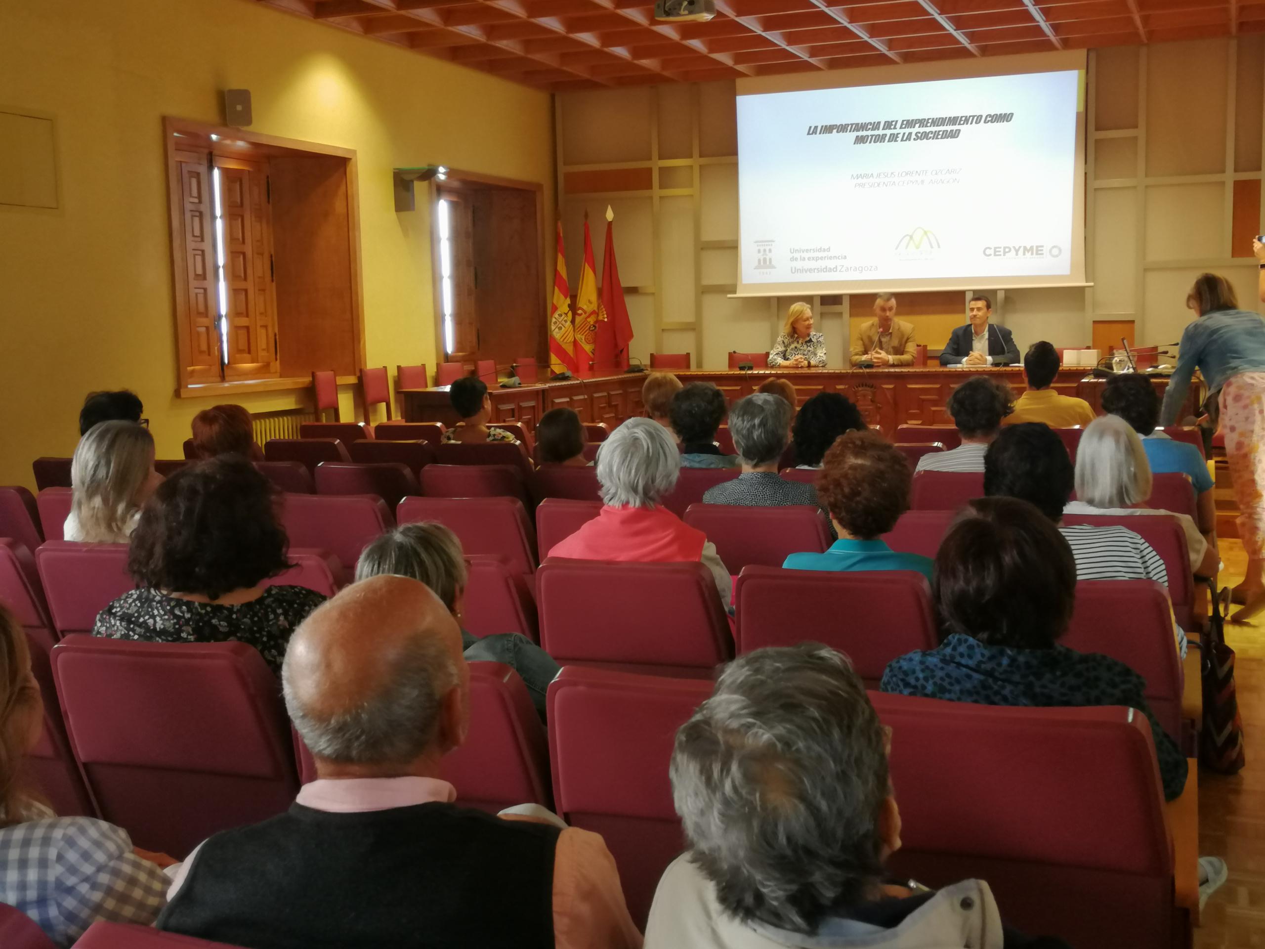 Público asistente a la lección inaugural de la Universidad de la experiencia en Jaca