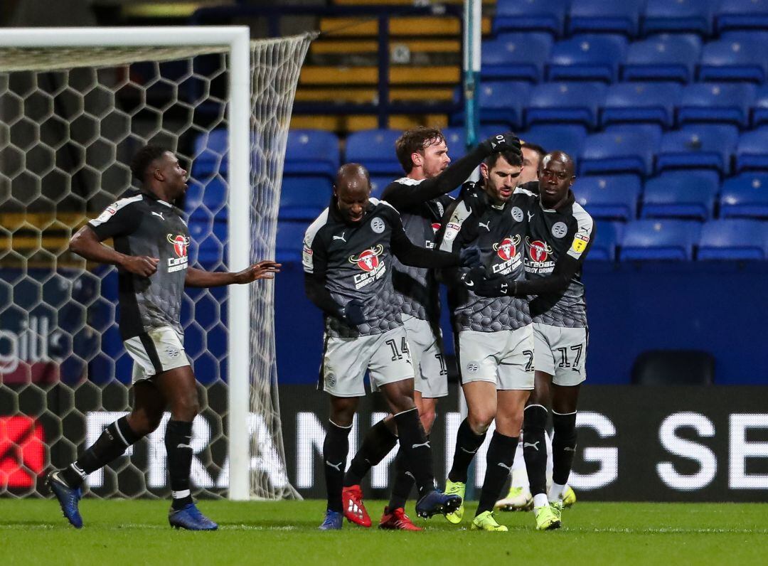 Los jugadores del Reading celebran el primer gol de Oliveira en el equipo. 