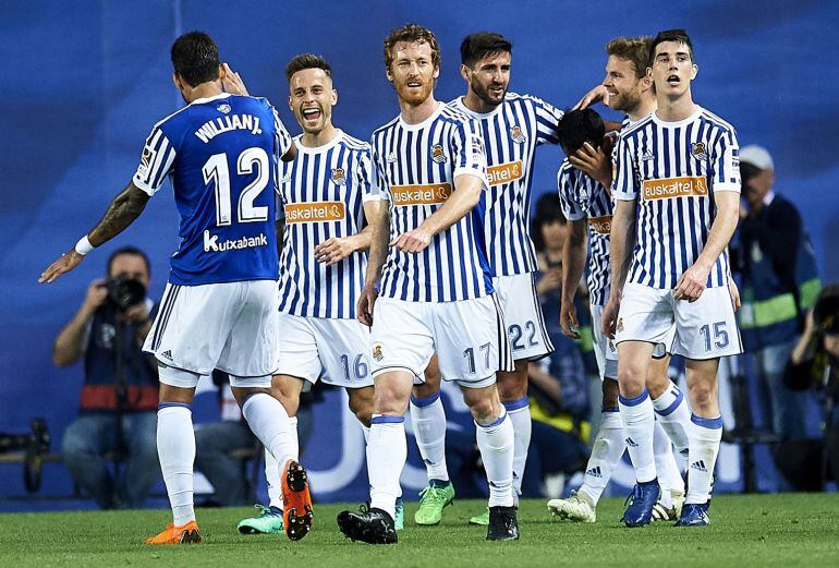 Los jugadores de la Real celebran el segundo gol que le marcan al Atlético de Madrid