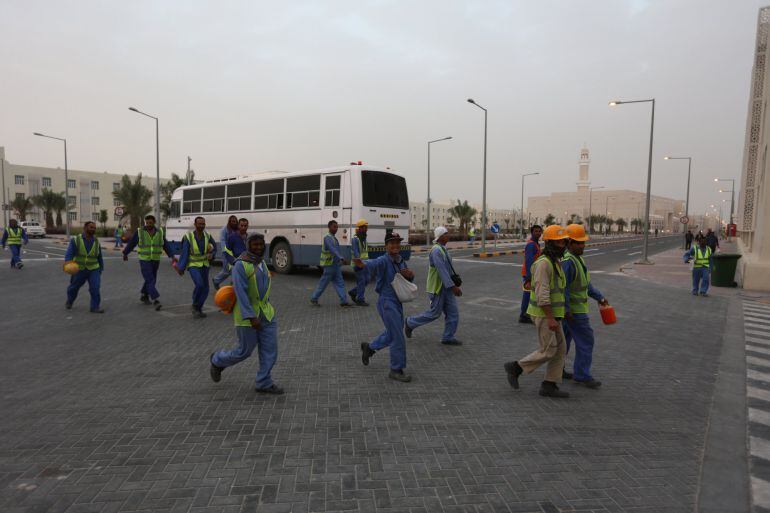 Amnistia Internacional denuncia els abusos que pateixen els treballadors que estan construint els estadis pel Mundial de futbol que es farà a Qatar el 2022