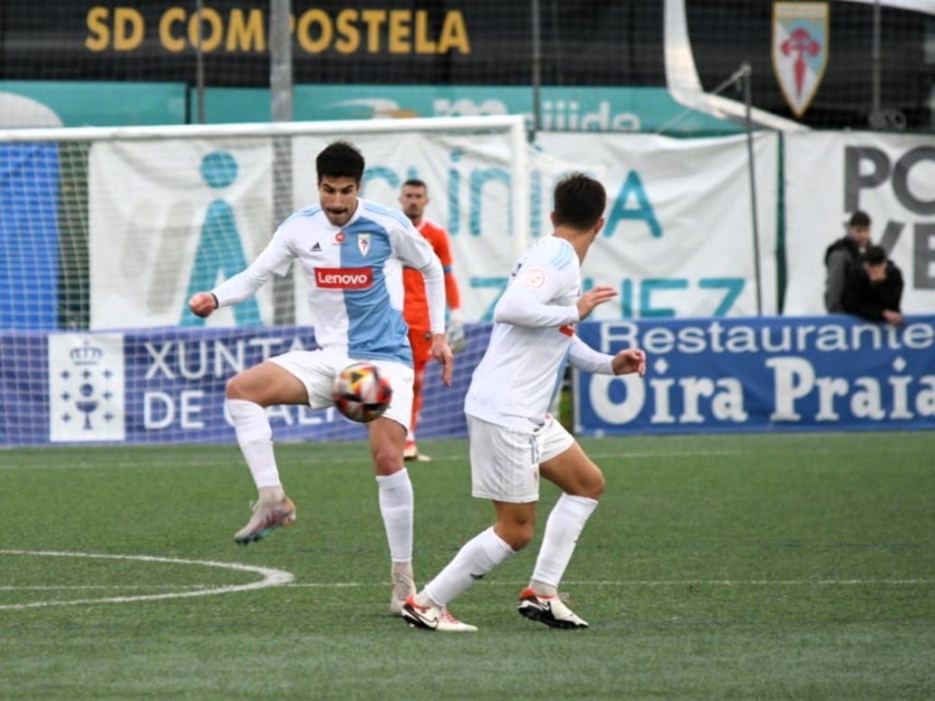 David Soto trata de controlar un balón en el partido disputado ante el Ourense CF en Oira.