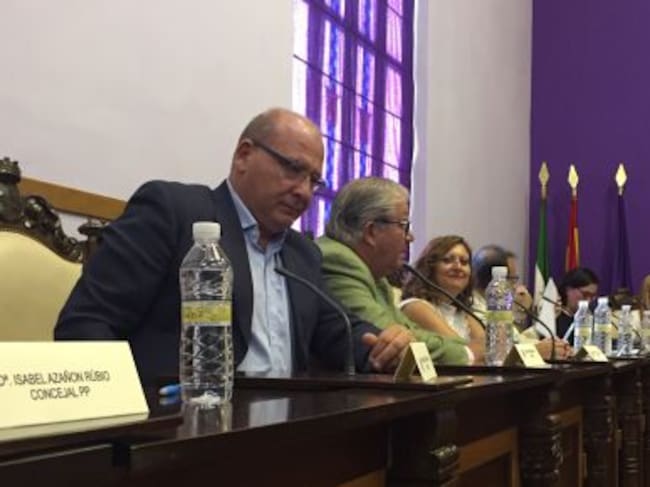 Javier Márquez, ex alcalde por el PP, ya se sentaba en la zona reservada para su partido en la oposición