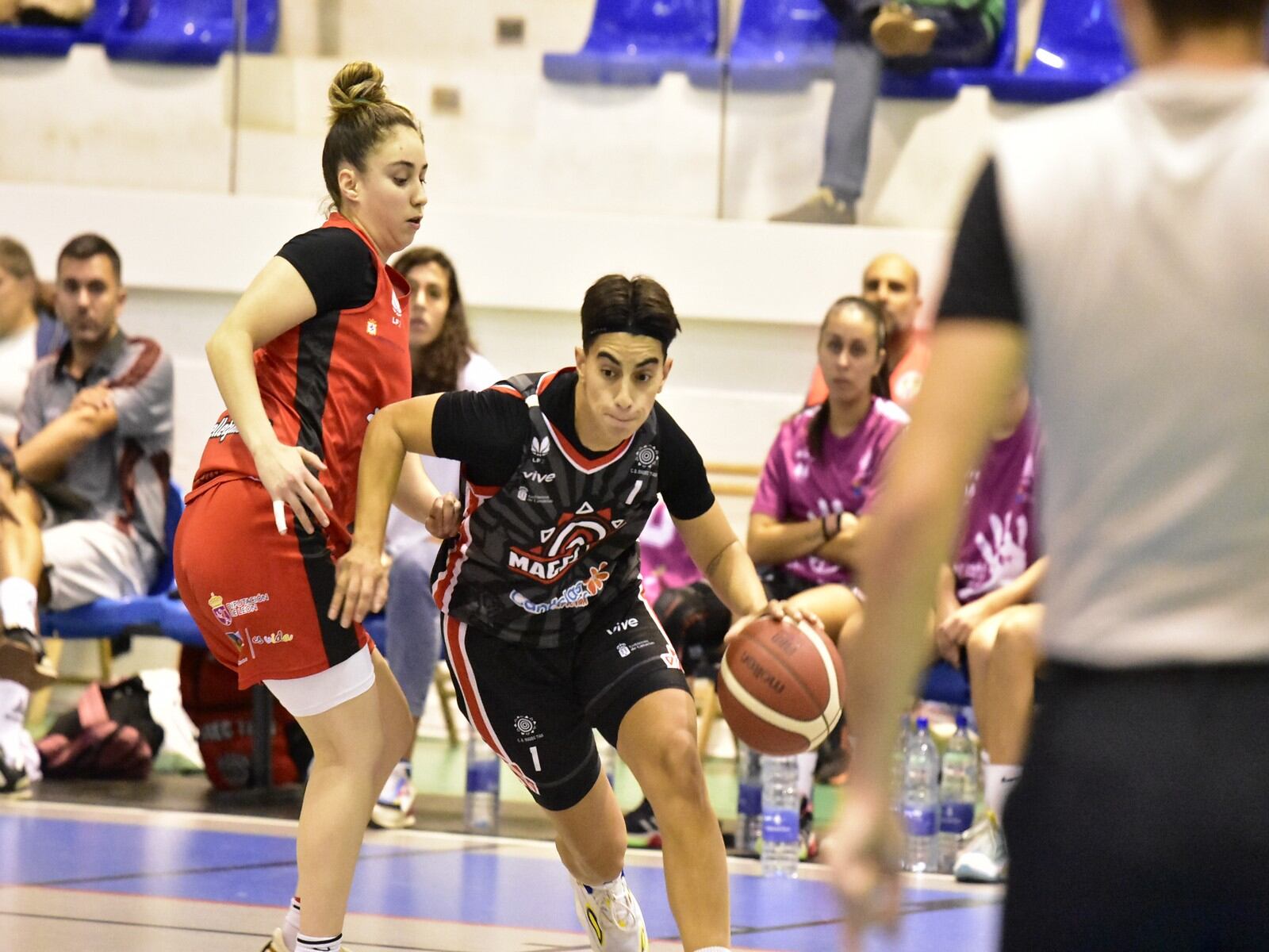 Una de las jugadoras del Magec Tías conduciendo el balón.