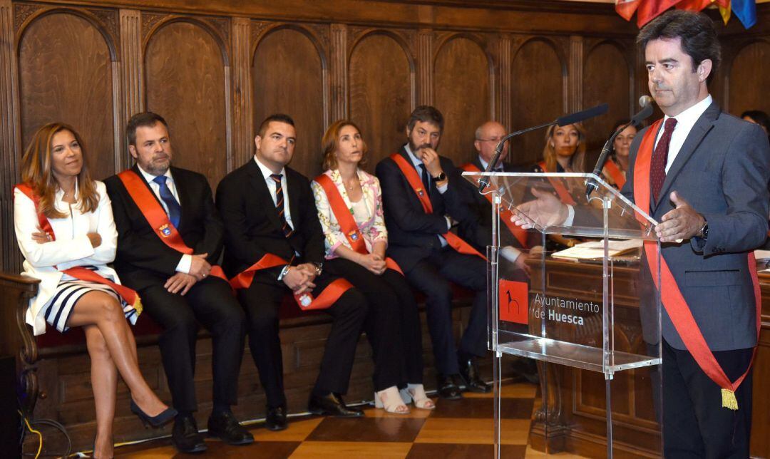 Un voto en blanco inesperado ha otorgado al socialista Luis Felipe, cabeza de la lista más votada, la alcaldía de Huesca, donde la popular Ana Alós solo ha cosechado 12 votos (9 de su grupo y 3 de Ciudadanos), insuficientes para la mayoría absoluta, situada en trece ediles.Felipe, que ganó las elecciones y tiene diez concejales, será el nuevo alcalde de la capital altoaragonesa, ciudad en la que, al parecer, ha saltado por los aires el acuerdo global alcanzado esta noche pasada por PP y Vox para favorecer gobiernos de derechas en las capitales de provincia donde fuera posible.