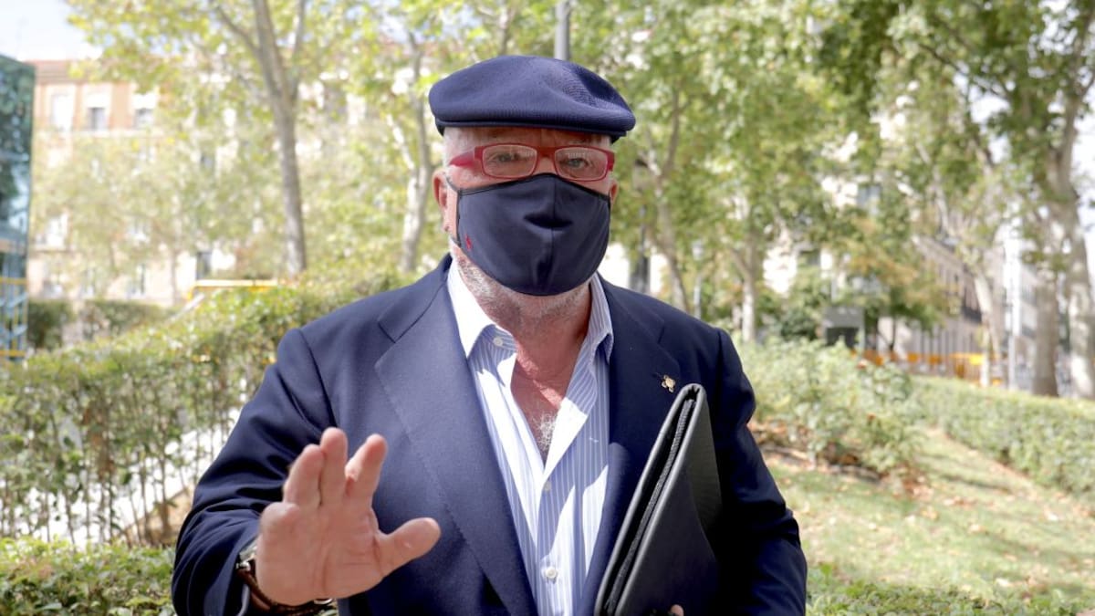 El excomisario Villarejo se sienta en el banquillo de los acusados tras cuatro años de instrucción