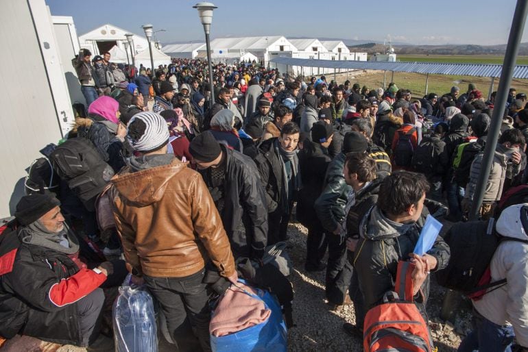 Cientos de refugiados hacen cola en la localidad de Idomeni, Grecia, para cruzar hacia Macedonia. 