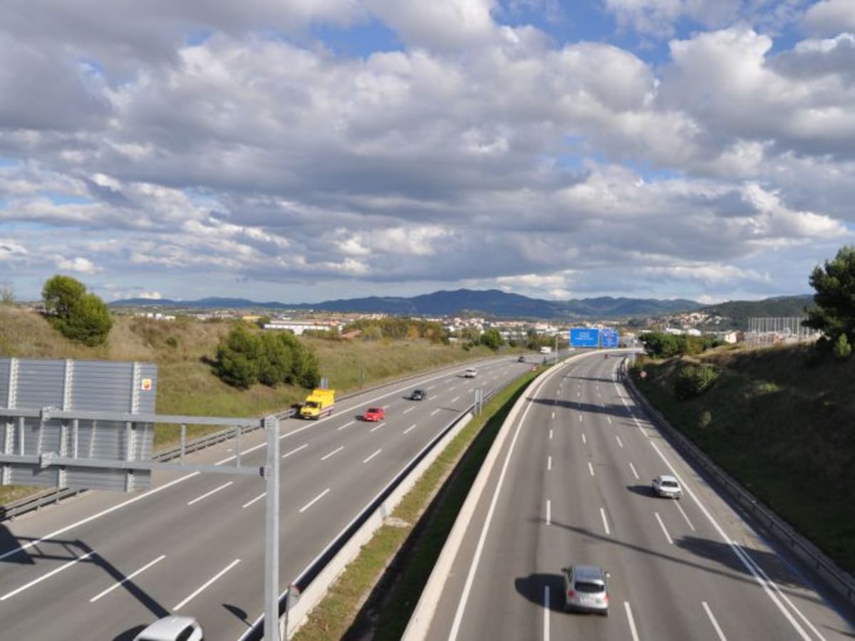 Un accidente de un camión obliga a cortar un carril de la autopista AP-7