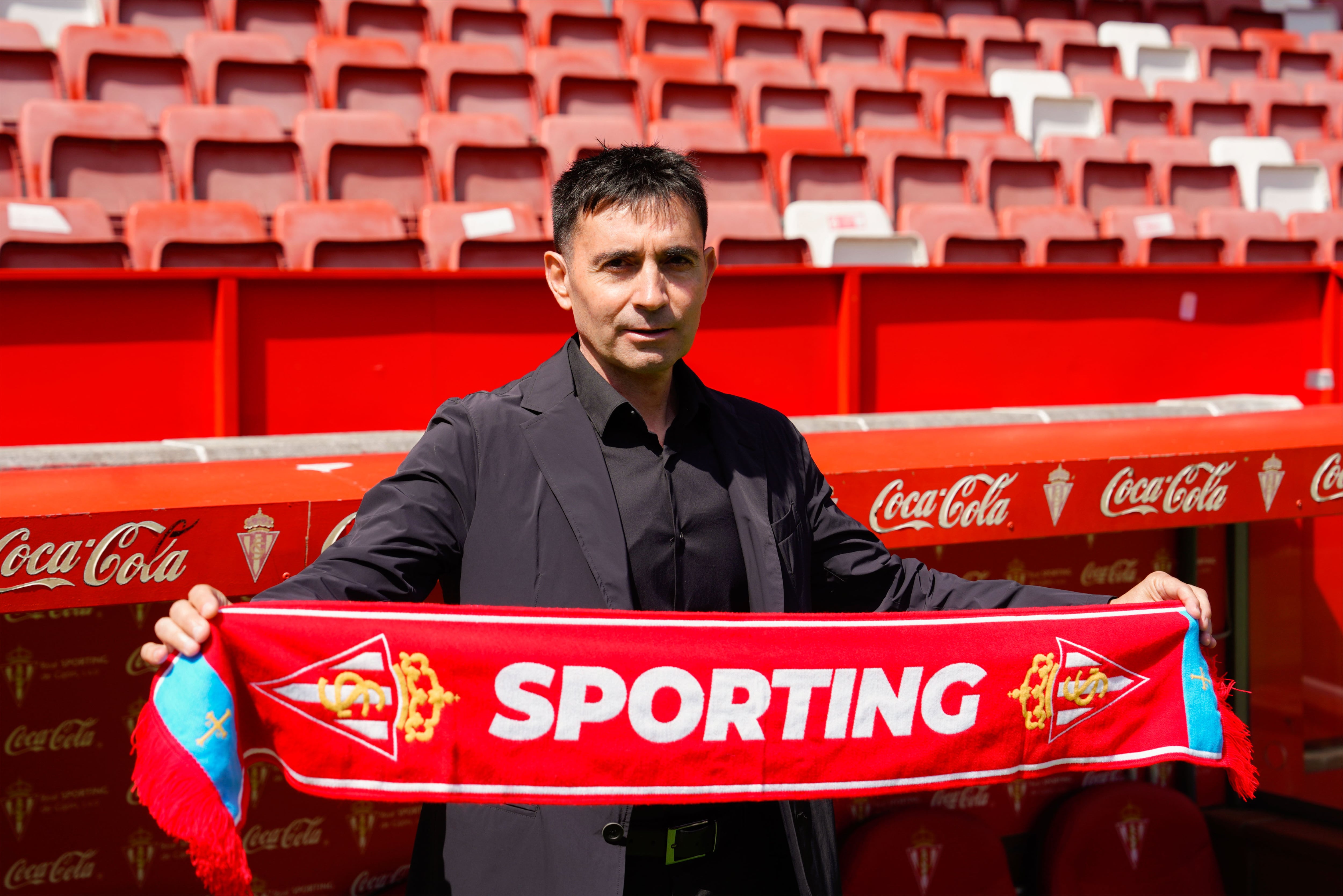 GIJÓN, 09/04/2025.- El nuevo entrenador del Sporting de Gijón, Asier Garitano (c), posa en su presentación oficial en el estadio El Molinón este miércoles. EFE/Paco Paredes