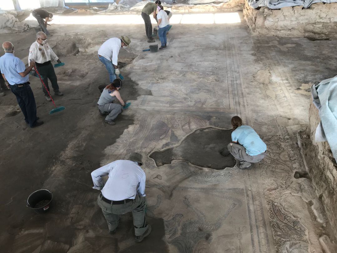 Trabajos en el mosaico, en una imagen de archivo