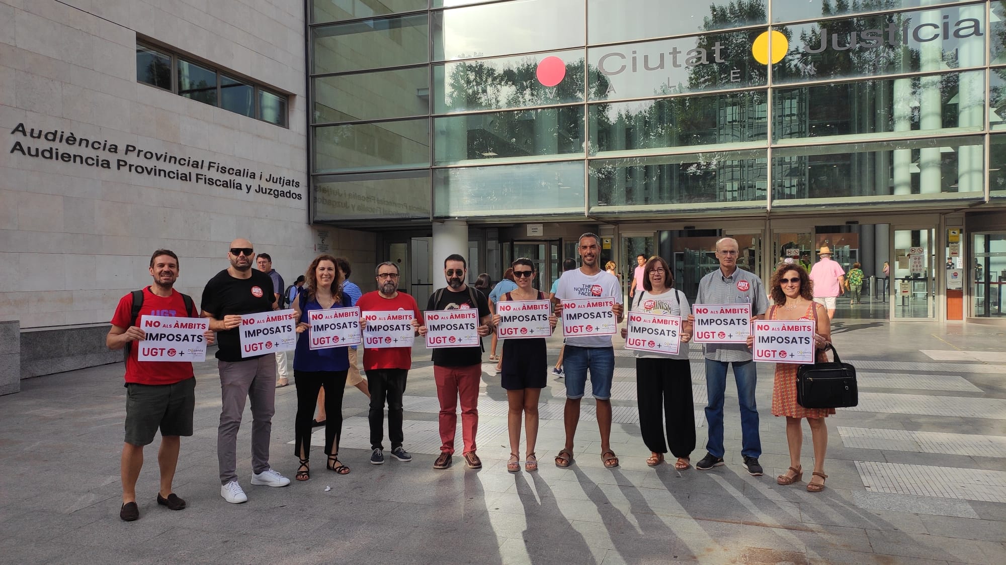 Miembros de UGT se manifiestan ante la Ciutat de la Justícia de València