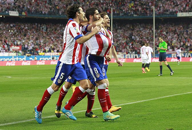 Raúl García celebra su gol ante el Sevilla