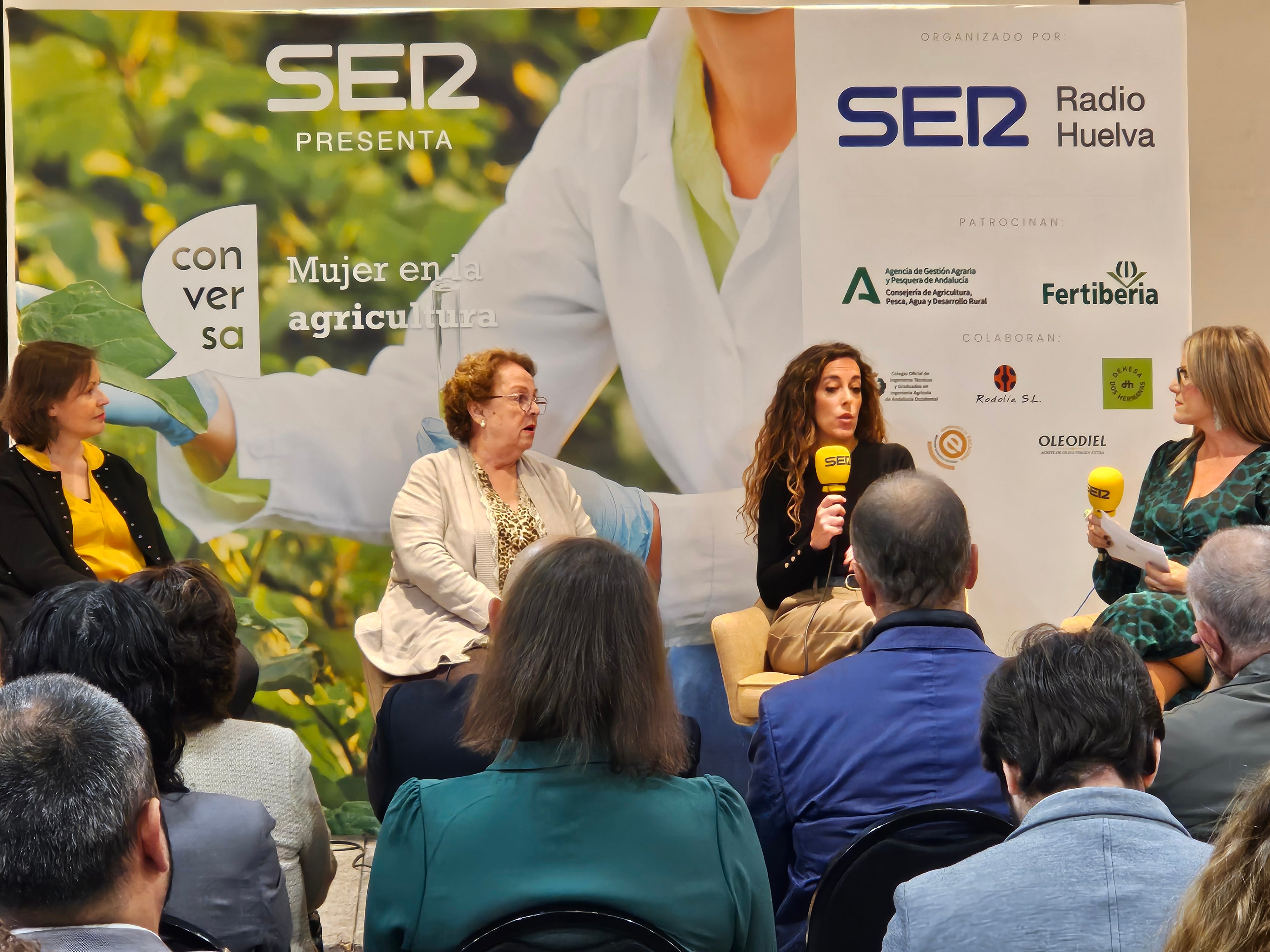 María Elena Vázquez, directora de la Oficina Comarcal Agraria de Aracena, María Rosa Ortega, productora agropecuaria y Alba Rodriguez, directora de Comunicación de Flor de Doñana con Ana Gil.