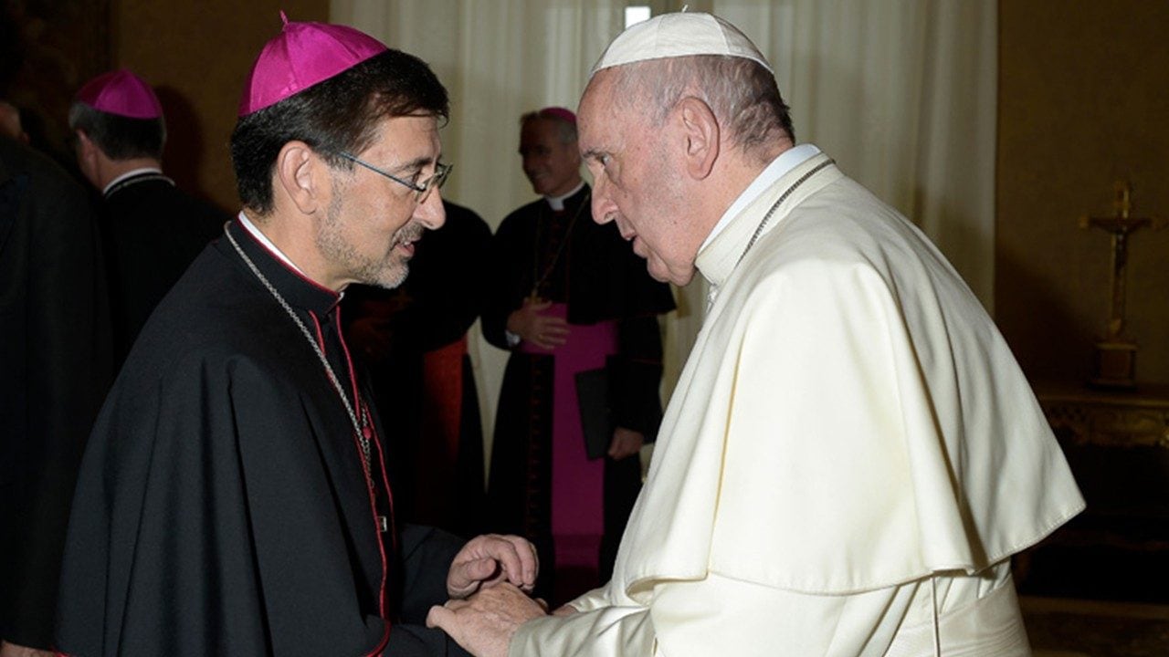 El Papa Francisco charla con el obispo auxiliar de Madrid, José Cobo Cano