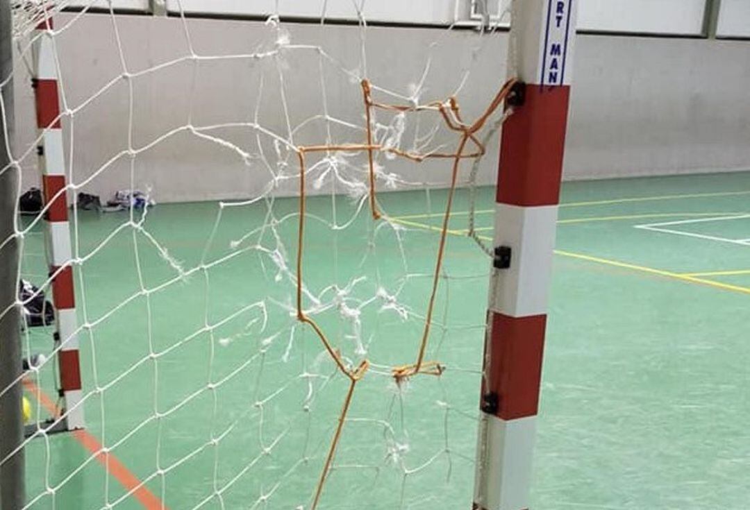 Una de las imágenes publicadas por la oposición del arreglo de una red de portería