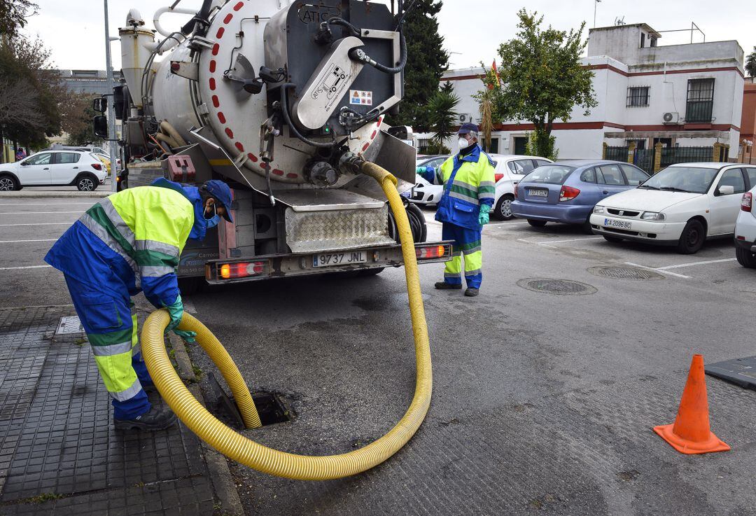 Operarios de Aquajerez realizando la limpieza de los imbornales