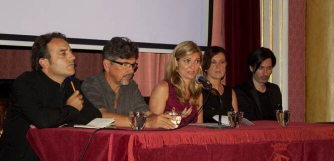 Els responsables del projecte documental 'Veus per la pau', Fernando Casado, Josep Maria Civit, Susana Guardiola, Helena Bayo i Micka Luna