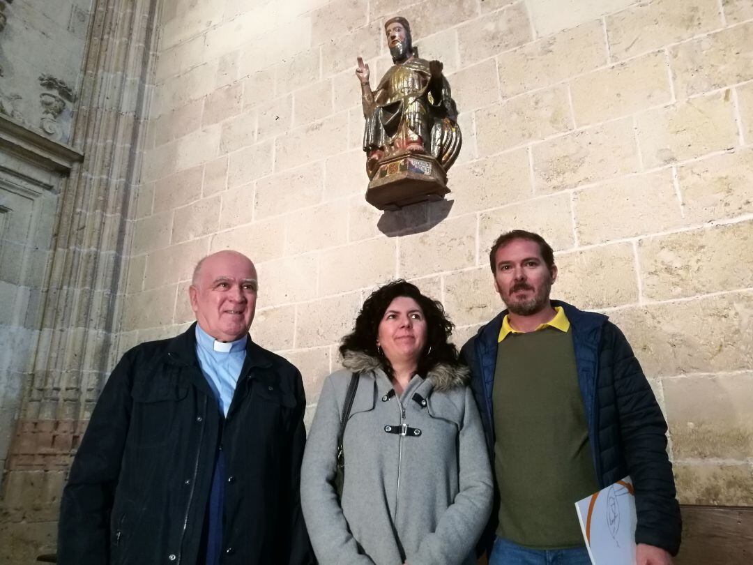 El deán de la Catedral Ángel Galindo (i) junto a los restauradores, posan bajo el pantocrator recuperado