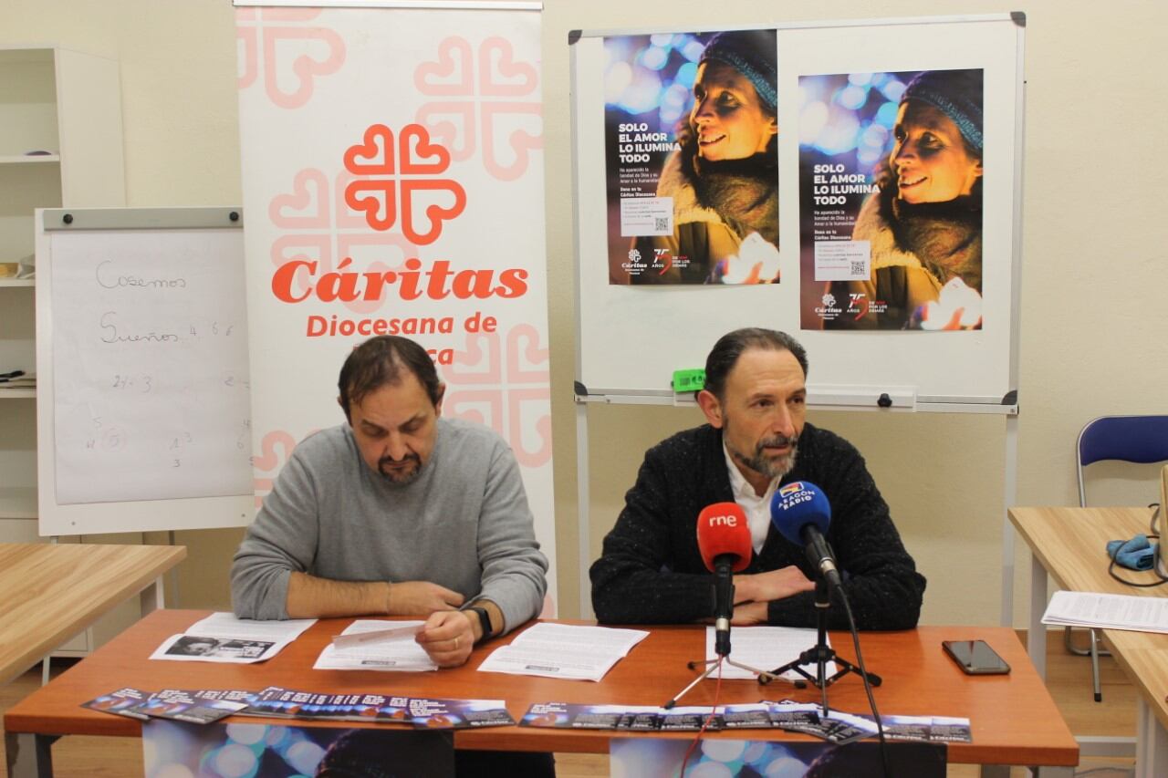 Jaime Esparrach, secretario general, y Felipe Munuera, director de Cáritas Huesca, presentando la campaña de Navidad