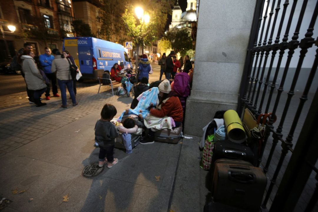 Las familias se congregan a las puertas del Samur Social solicitando asilo al Ayuntamiento