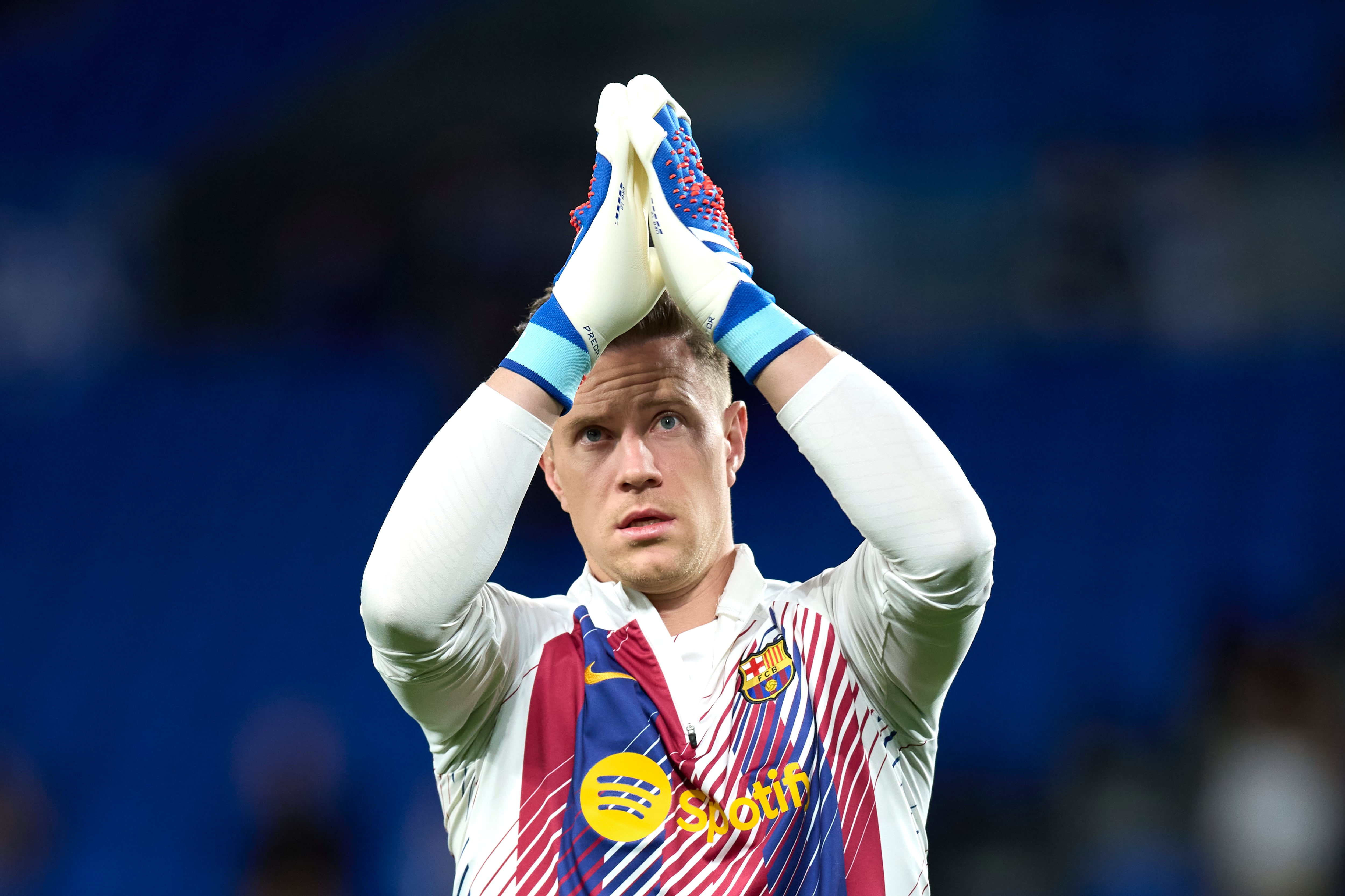 Ter Stegen, calentando en la previa del partido de Liga disputado en el Reale Arena entre Real Sociedad y FC Barcelona. (Photo by Ion Alcoba/Quality Sport Images/Getty Images)