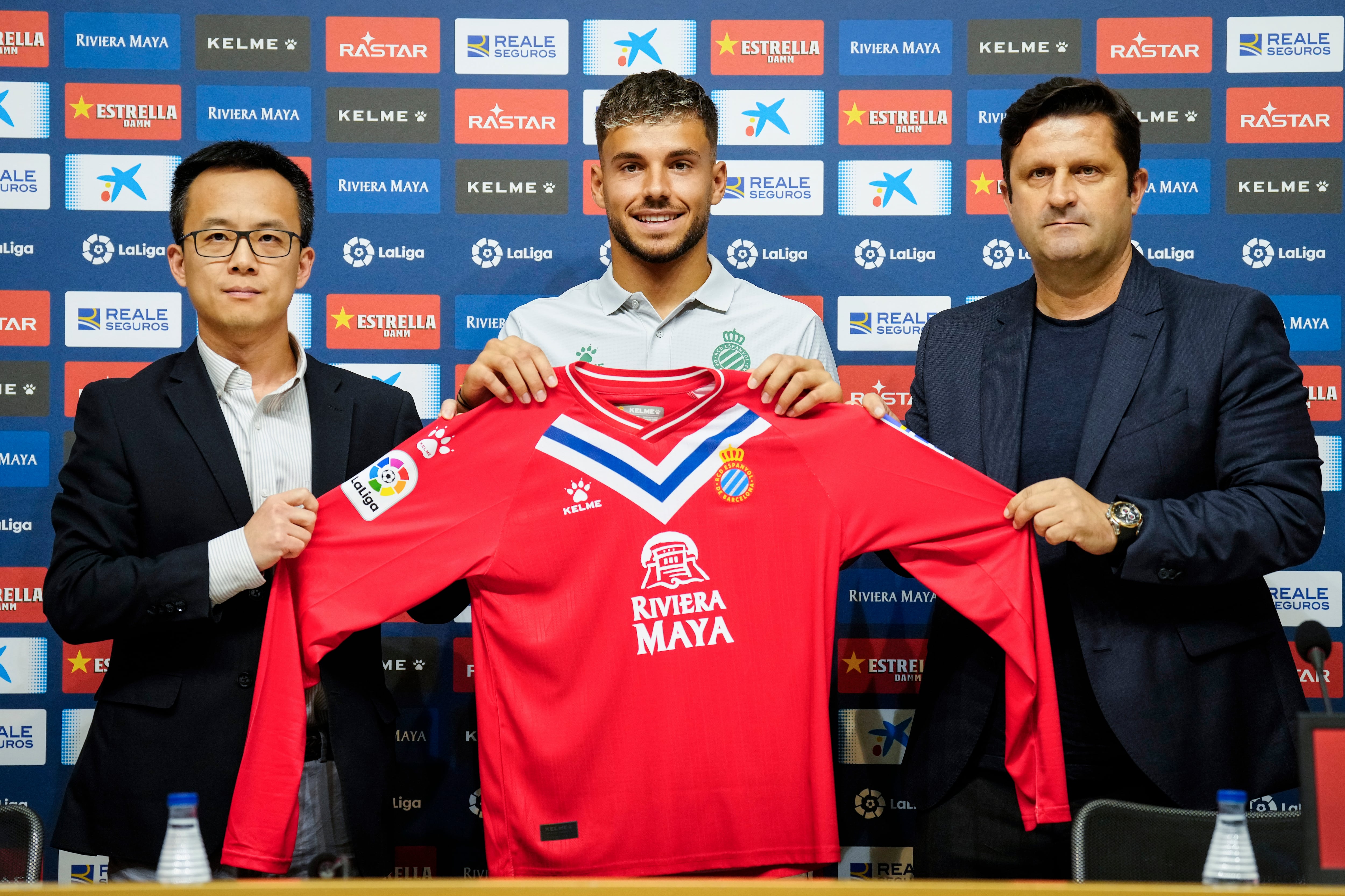 El nuevo portero del RCD Espanyol, Álvaro Fernández durante su presentación junto a el CEO Mao Ye, y el director deportivo, Domingo Catoira, en el estadio RCDE Stadium. EFE/Enric Fontcuberta