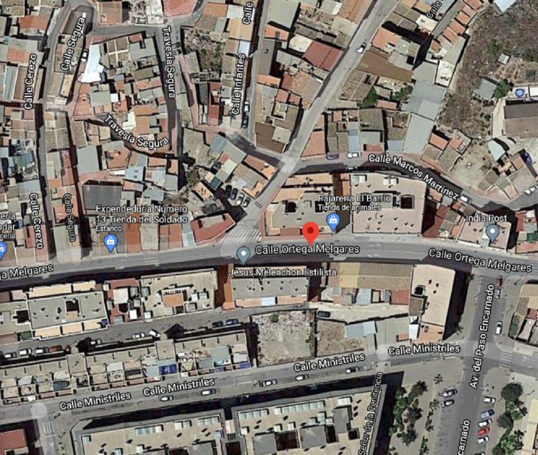 Una reyerta con armas blancas en la calle Ortega Melgares de Lorca terminó en la noche del lunes con un hombre muerto y otro herido grave