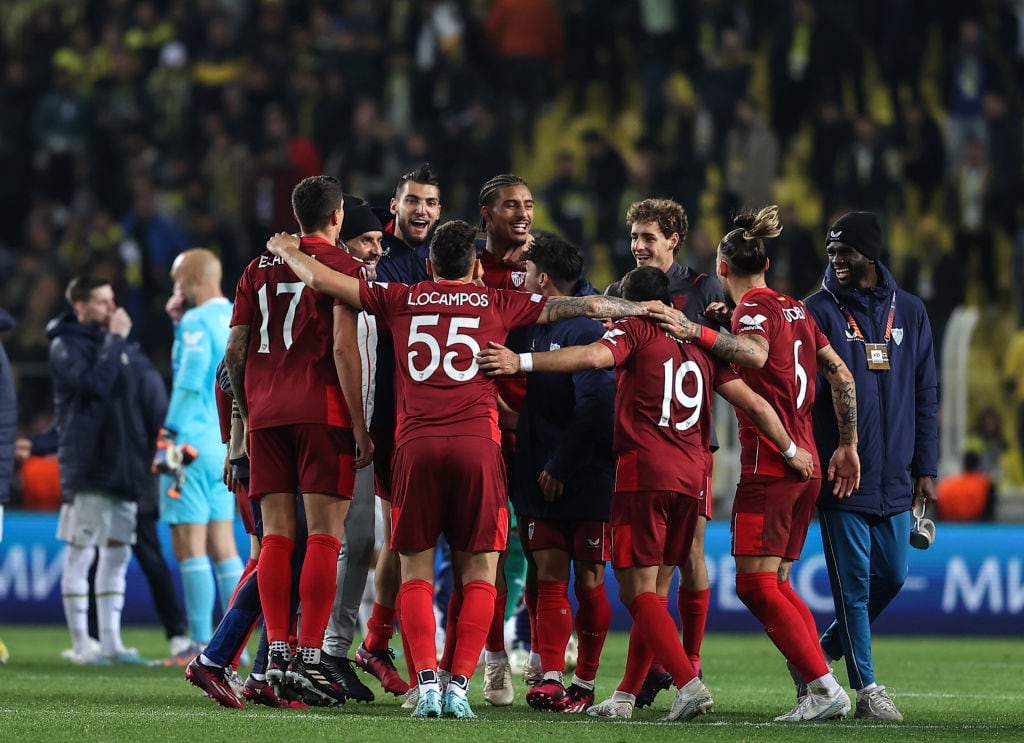 Los jugadores del Sevilla celebran el pase a la siguiente ronda