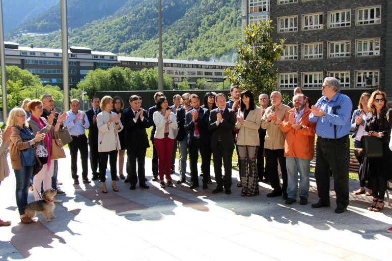 Minut de silenci per les víctimes d'Orlando aquest divendres al matí a la plaça Lídia Armengol, davant la seu del Consell General.