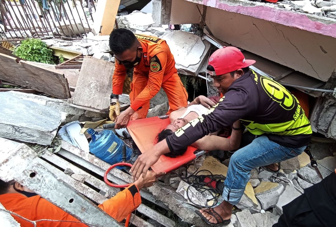 Un hombre es evacuado de un hospital destruido por el terremoto en Mamuju, Indonesia.