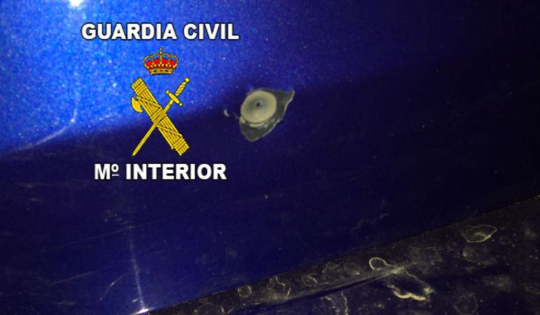 Impacto de bala sobre un vehículo.