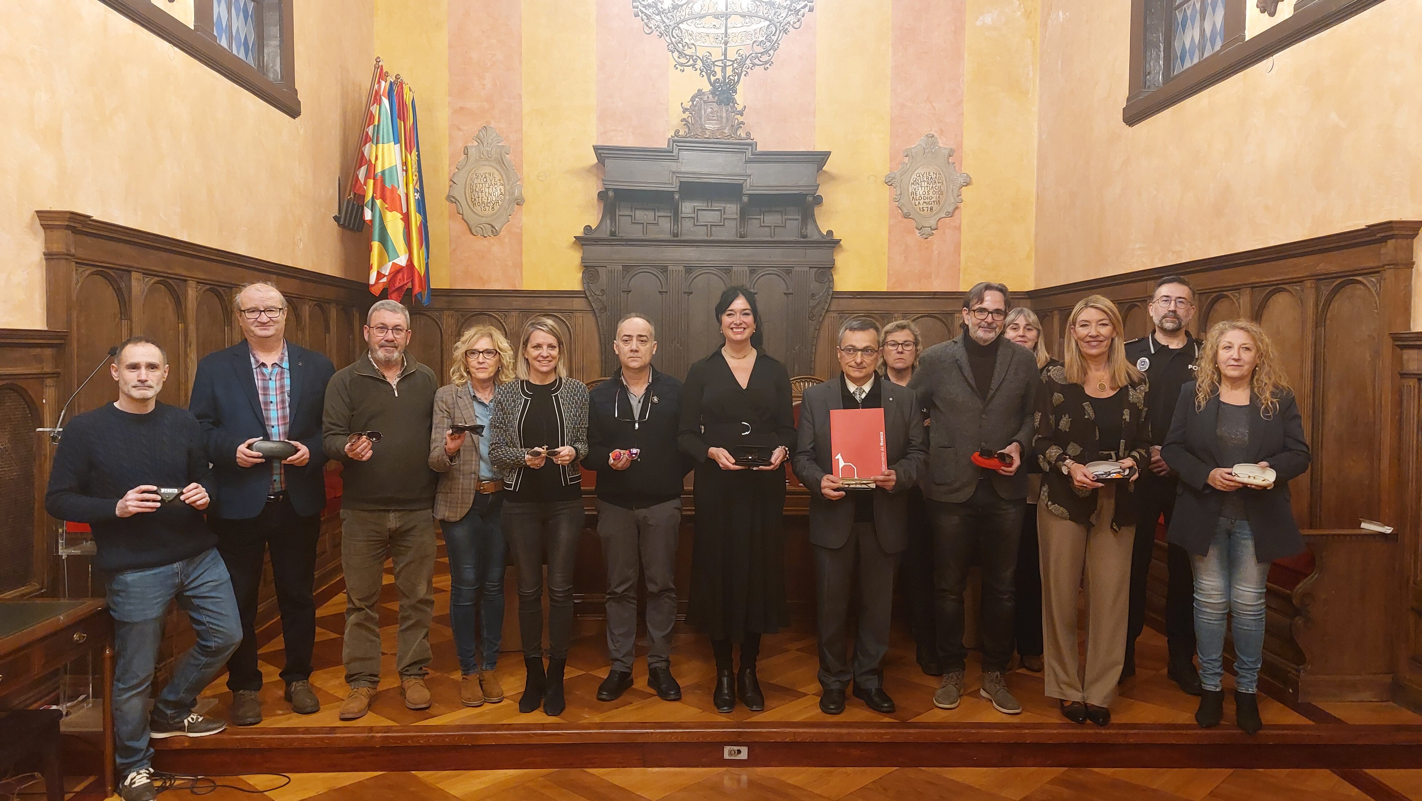 Foto de familia de responsables municipales y de las asocaciones Ilumináfrica y Alouda