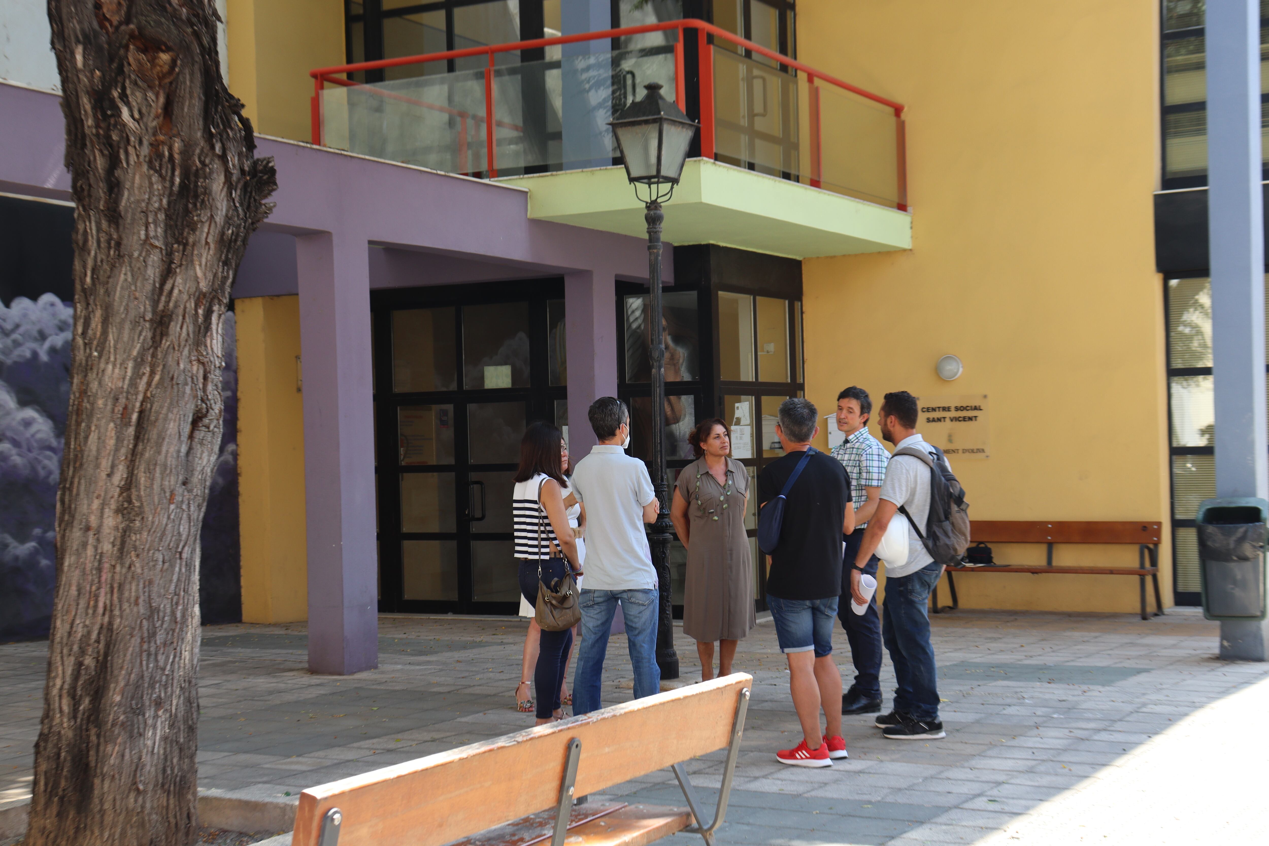 Las autoridades municipales visitan el Centro Social de Sant Vicent.