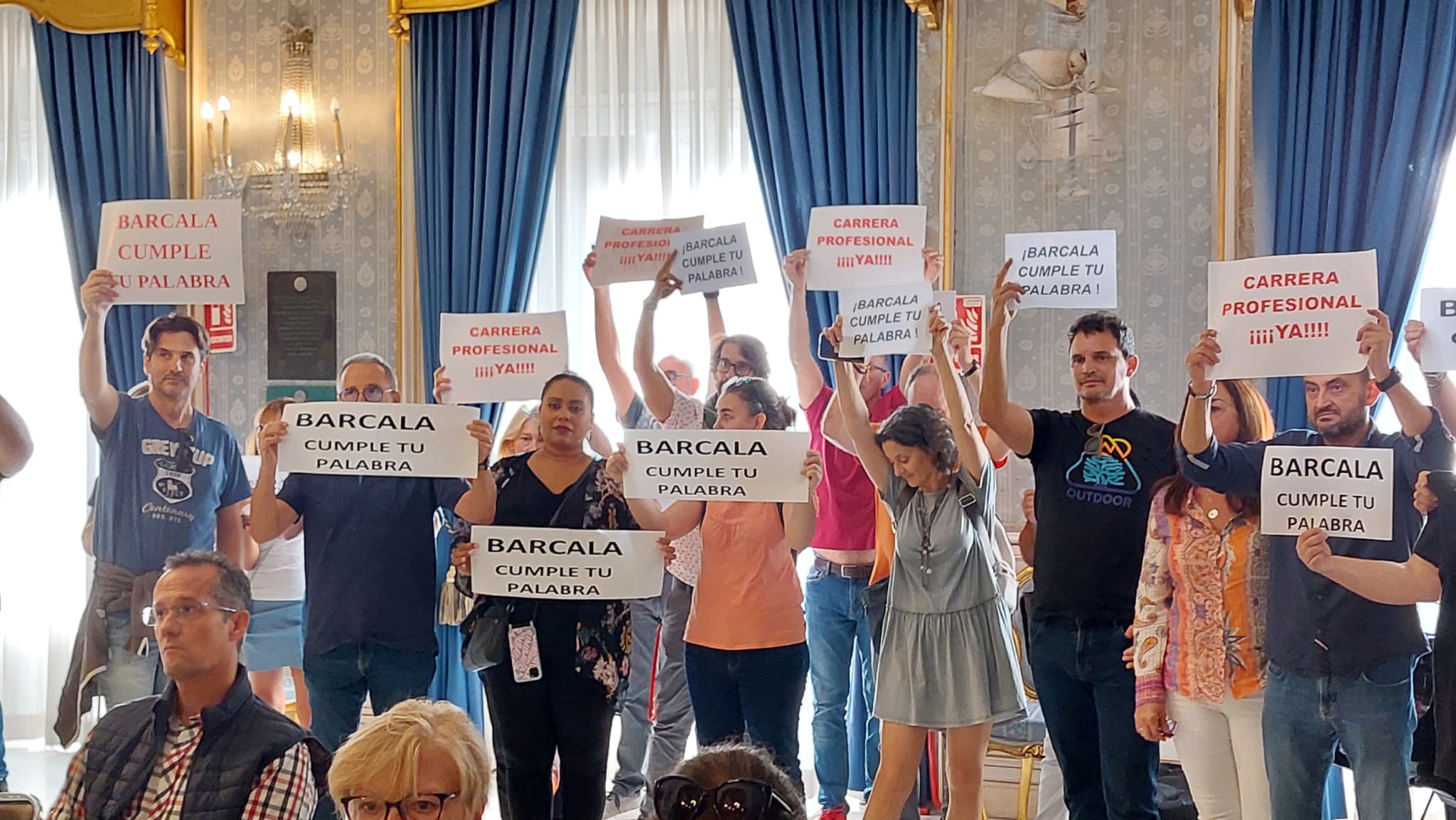 Protesta de los funcionarios municipales en el Pleno de octubre exigiendo la implantación de la carrera profesional