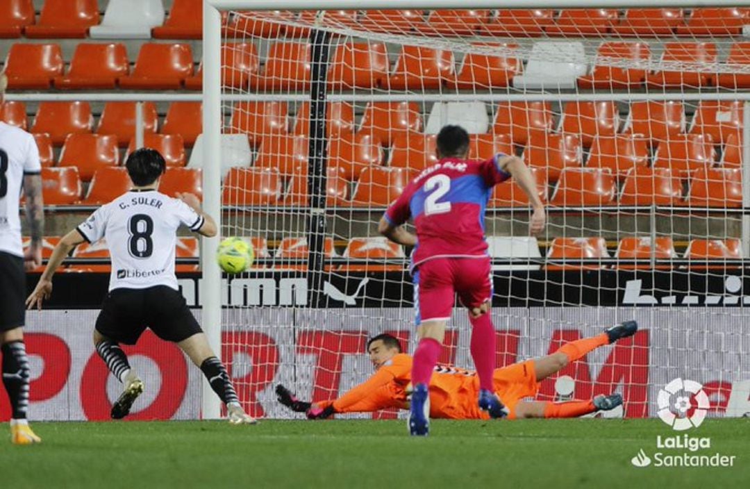 Edgar Badía detiene el penalti lanzado por Carlos Soler